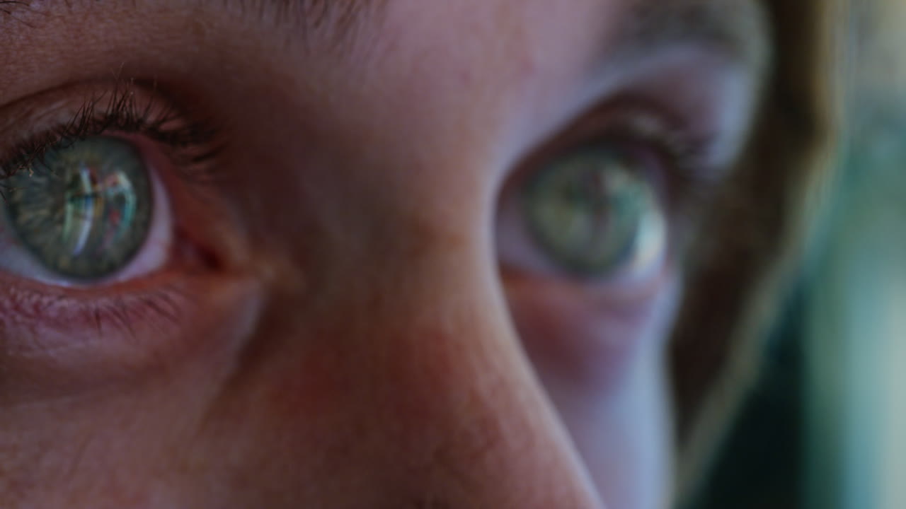 ojos macro de cerca abriendo las luces de la ciudad reflejándose en el iris mirando el hermoso horizonte urbano por la noche