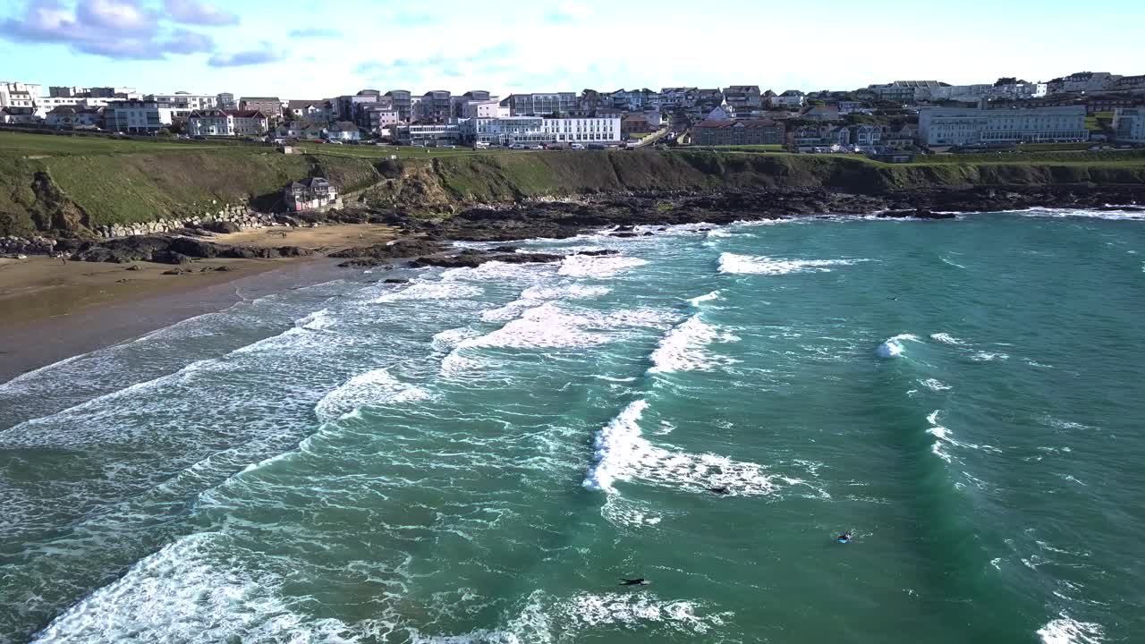 surfistas aficionados luchando para nadar a través de las olas