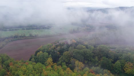 Fliegen-Durch-Nebel-In-Richtung-Altes-Schloss-Von-Montalto-In-Der-Italienischen-Landschaft