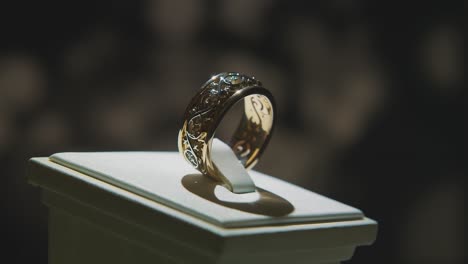exhibición de anillos de diamantes