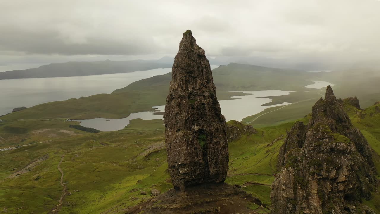 foto aérea de cerca del viejo de storr, isla de skye, escocia, reino unido