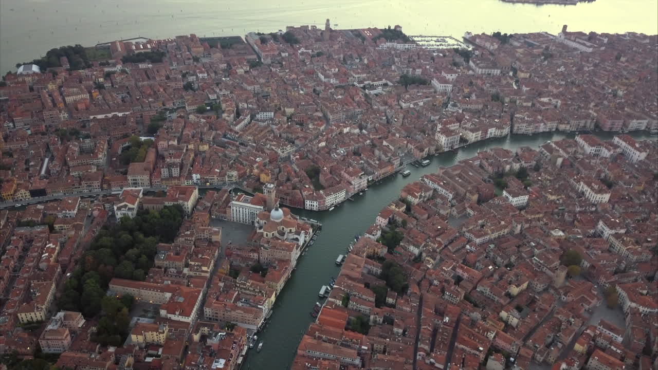 Ampia ripresa aerea del Canal Grande e Cannaregio, lenta discesa al crepuscolo, Venezia, Italia