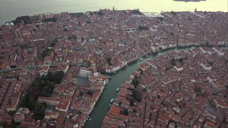 Amplia-Toma-Aérea-Del-Canal-Grande-Y-Cannaregio,-Descendiendo-Lentamente-Al-Anochecer,-Venecia,-Italia