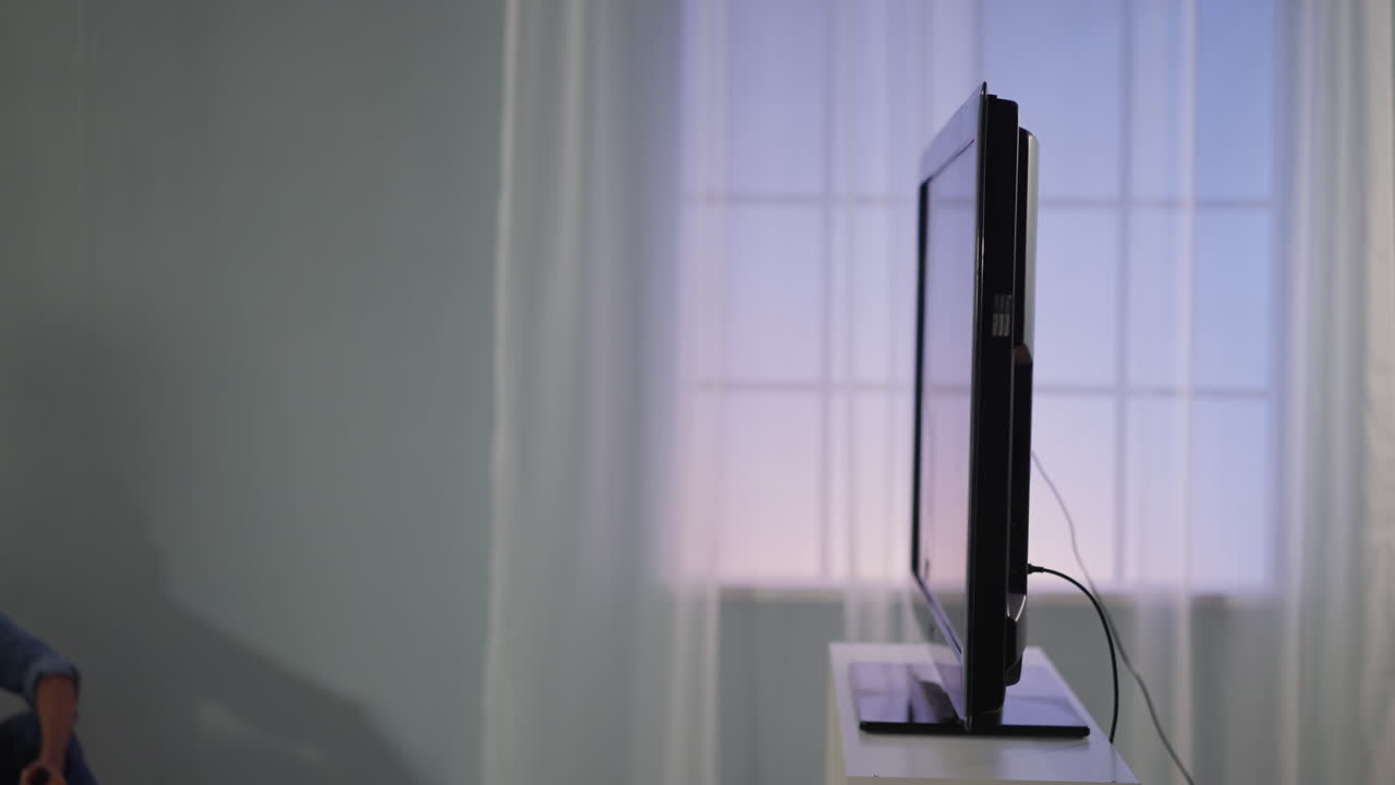 화난 스포츠 팬 이 던진  ⁇  공 이 tv 스크린 으로 날아간다