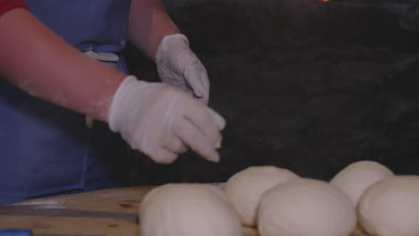 Manos-Femeninas-Amasando-Masa,-Preparación-Para-Albóndigas-Georgianas-Khinkali---Cerrar