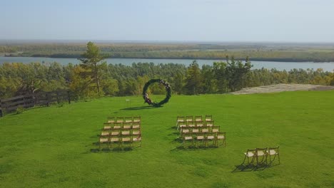 lugar de la boda y sillas en el campo en un día soleado vista superior