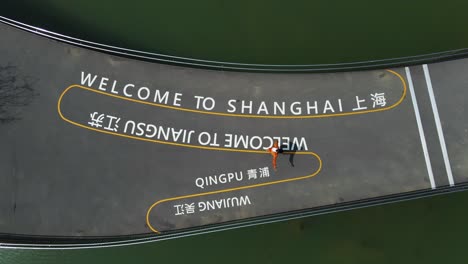 Willkommen-In-Shanghai,-Begrüßung-In-China-–-Drohnenansicht-Von-Oben-Nach-Unten