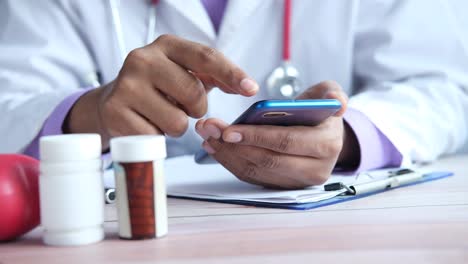 médico usando un teléfono inteligente en una clínica