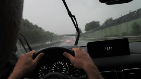 gotas de lluvia en el parabrisas durante la conducción del coche