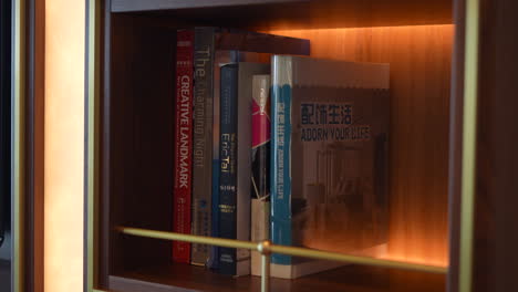 armario de libros en el dormitorio