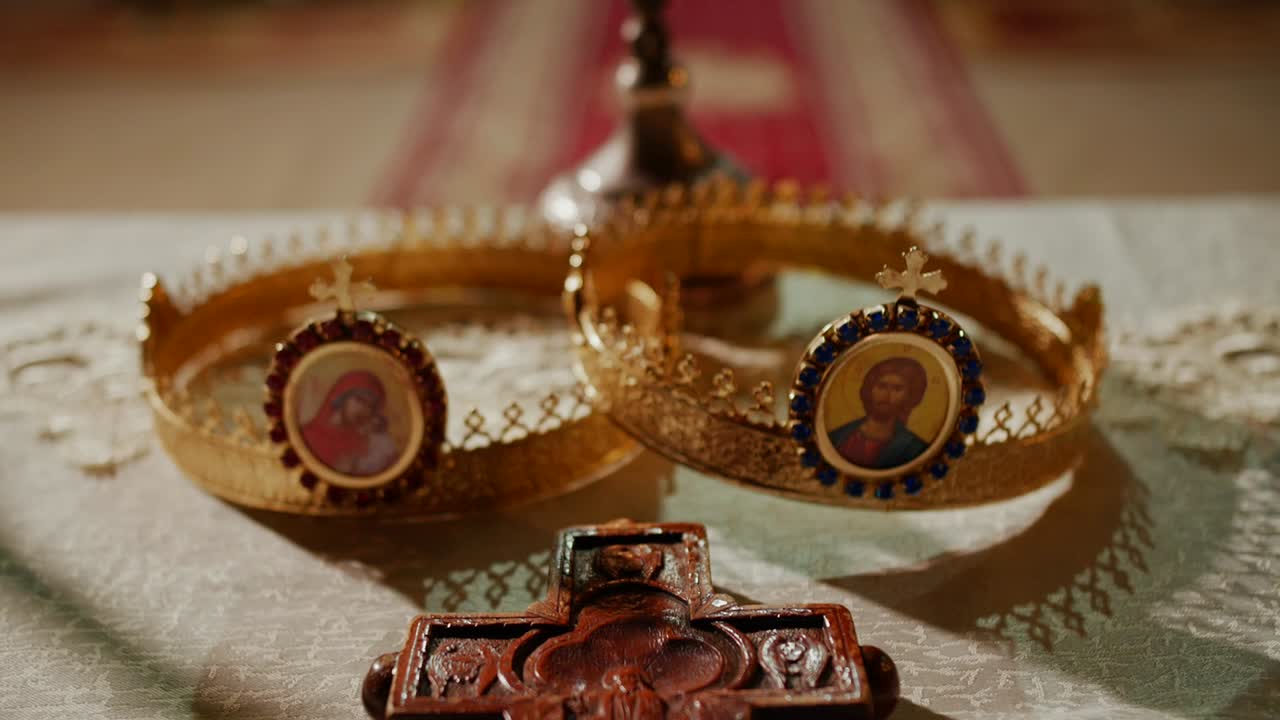 ортодоксальные свадебные короны и крест в церкви, наклонить вверх раскрыть выстрел