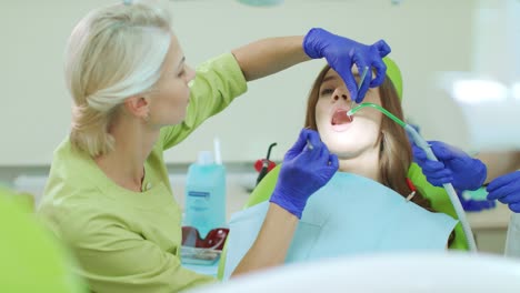 Dentista-Examinando-Los-Dientes-Del-Paciente-Con-Herramientas-Dentales.-Medico-Y-Paciente