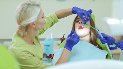 dentista examinando los dientes del paciente con herramientas dentales. médico y paciente