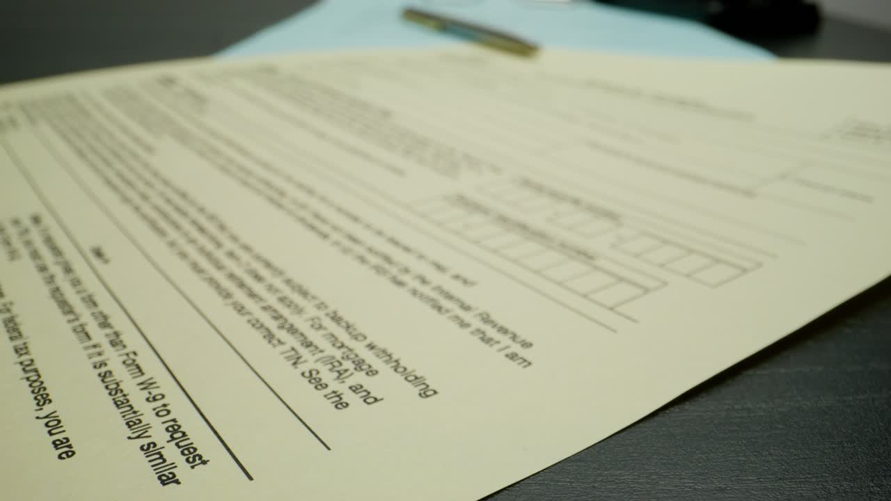 책상 위에 있는 문서와 양식