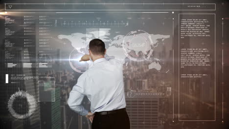 un hombre de negocios usando una interfaz digital