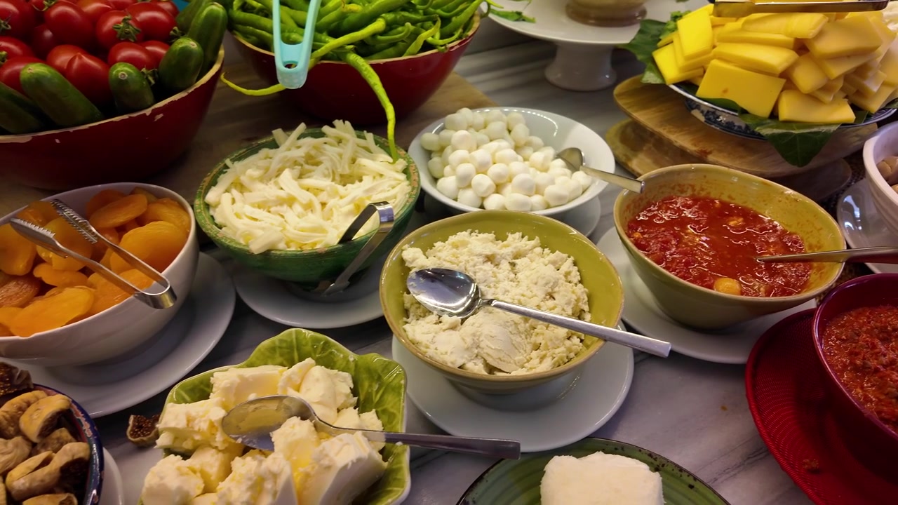 Ricco buffet con formaggi, olive e prodotti freschi