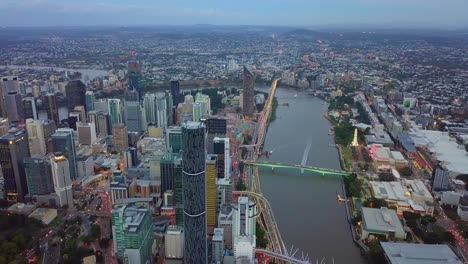 Aerial-view-of-a-Brisbane-city-center-and-river,-evening-time