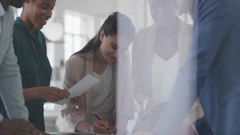 Treffen-Des-Vielfältigen-Unternehmensteams-Mit-Brainstorming-Kollegen,-Diskussion-Der-Projektstrategie-Und-Austausch-Von-Ideen-Im-Büro