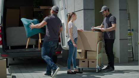 Video-Von-Zustellern,-Die-Kundenpakete-Auf-Einen-LKW-Laden