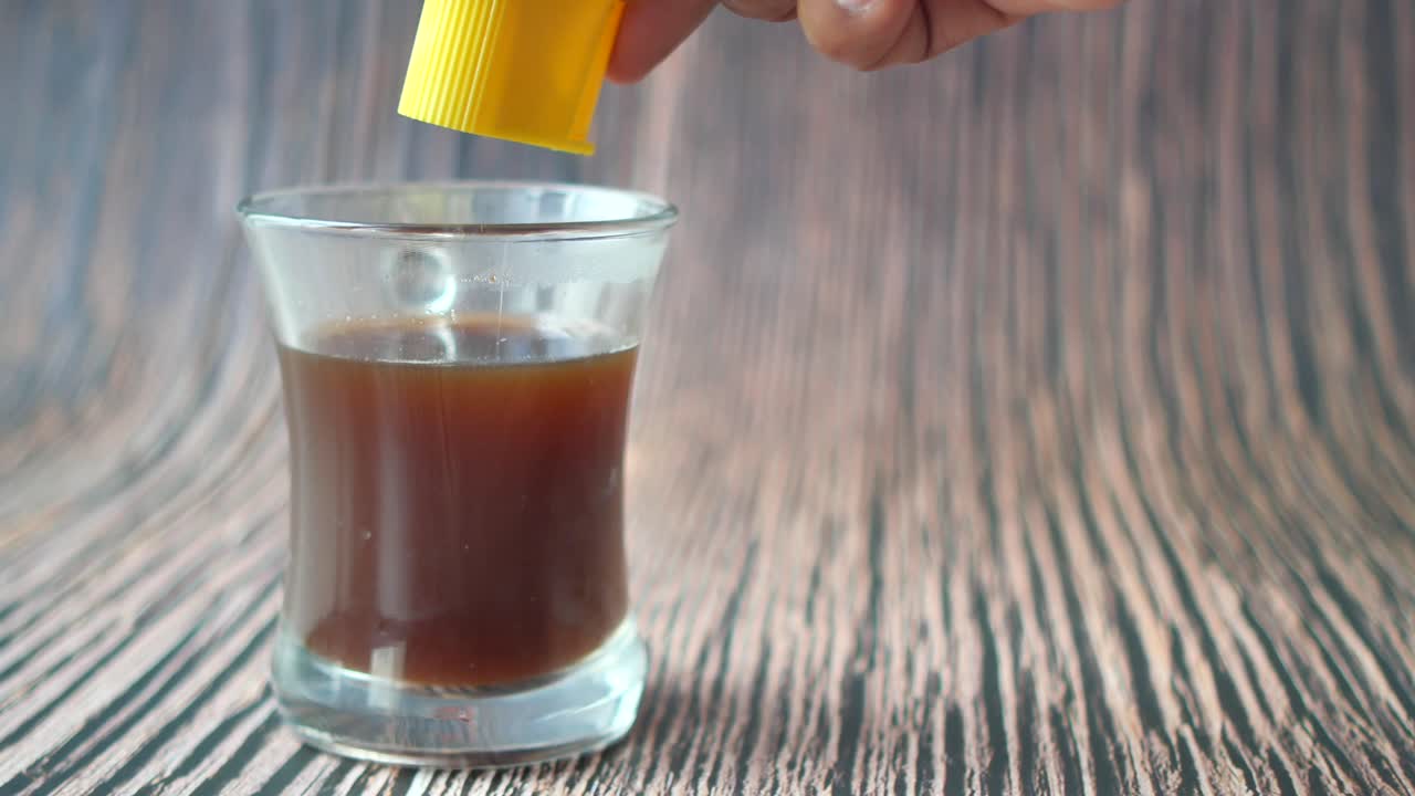 Aggiungere dolcificante al caffè