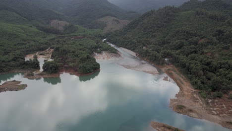 oscuro y salvaje lago vietnamita y montañas retiro de drones