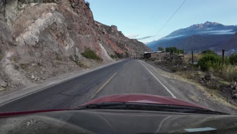 Rotes-Auto,-Vorderansicht,-Fahrt-Auf-Der-Autobahn-Nach-Urubamba,-Von-Maras-Nach-Urubamba,-Bremsend-Und-Dann-Abstürzend,-Heiliges-Tal