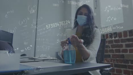 animación de ecuaciones sobre mujer de negocios con máscara facial en la oficina