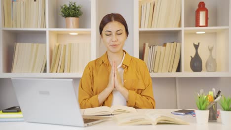 Female-student-with-concentration.