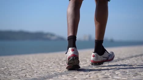 vista de bajo ángulo de un hombre corriendo cerca del río