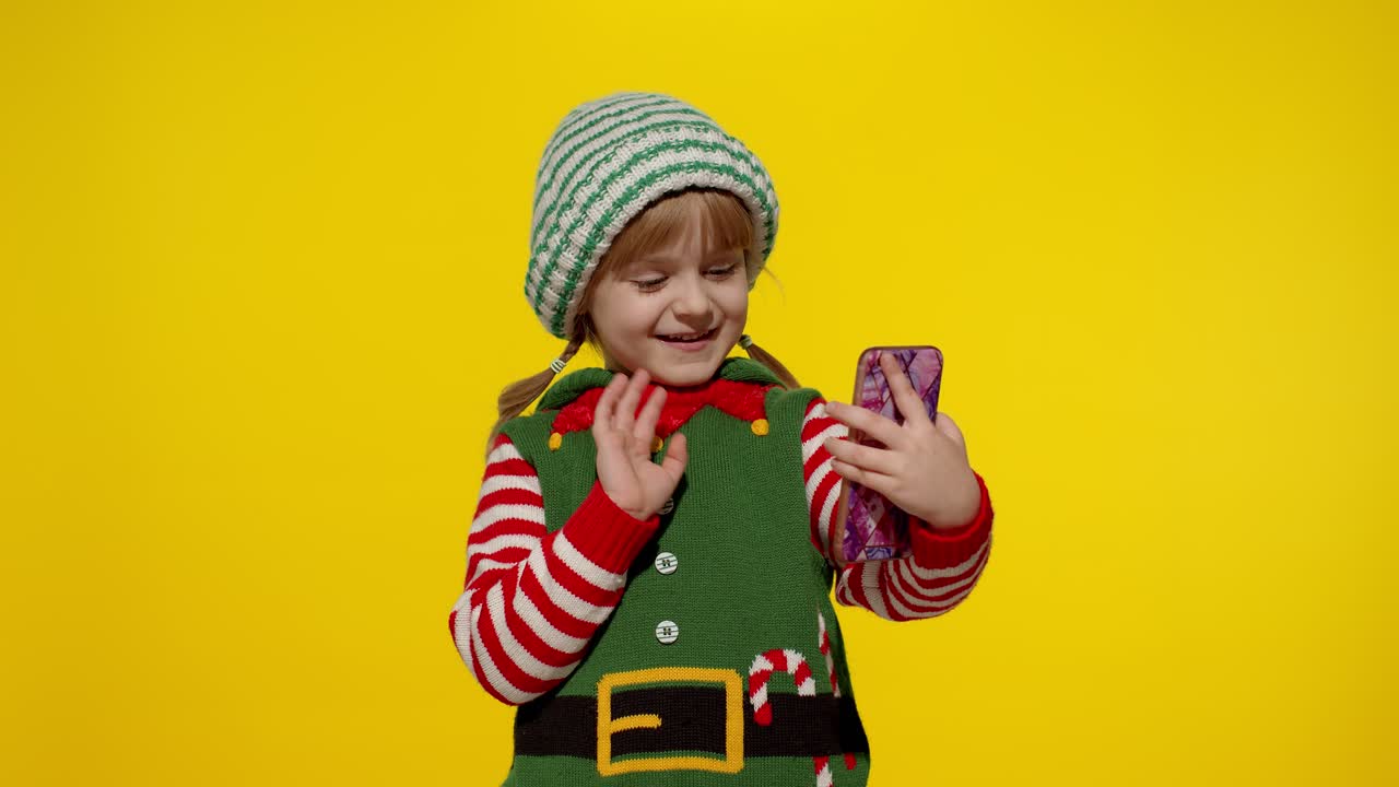Roztomilá malá holčička v kostýmu skřítka si fotí selfie