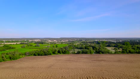 Ausgedehnte-Luftaufnahme-Von-Ackerland-Und-Dorf-In-Bernis,-Frankreich