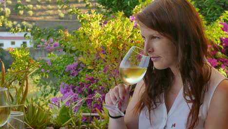 mujer hermosa en un restaurante disfrutando de vino blanco de la región de oporto en portugal