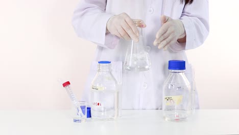 observar el cambio de color en una reacción química