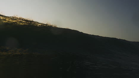 vista frontal desde la superficie del agua del océano del barril de la zona de impacto brillando con el cielo al atardecer