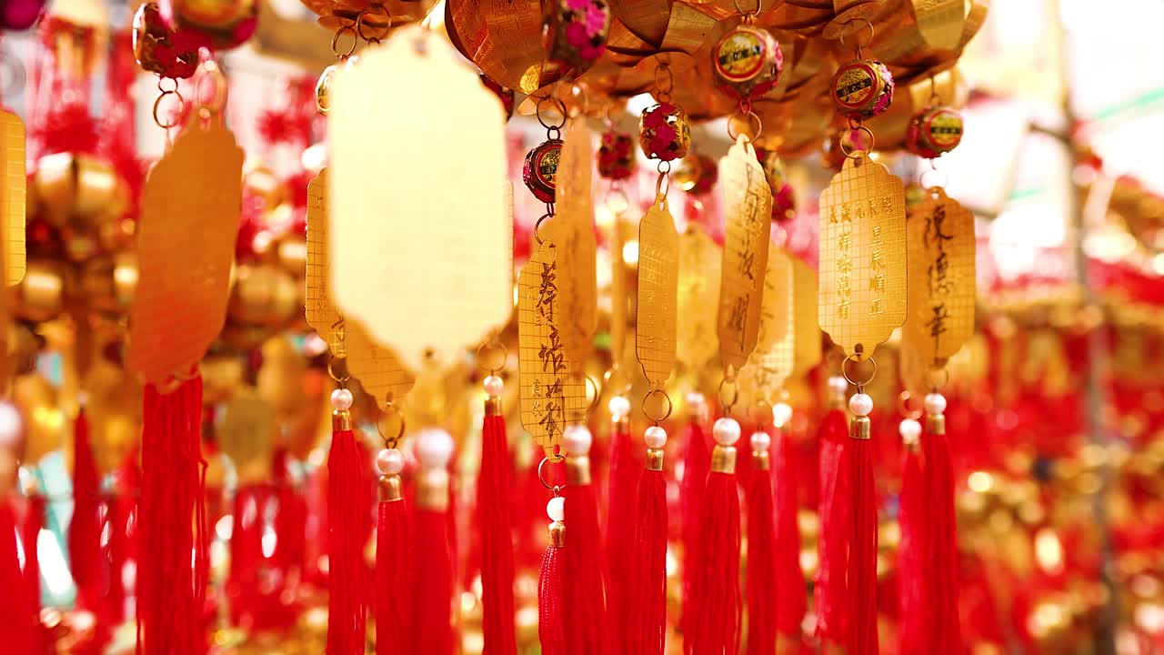 colgando campanas doradas con borlas rojas