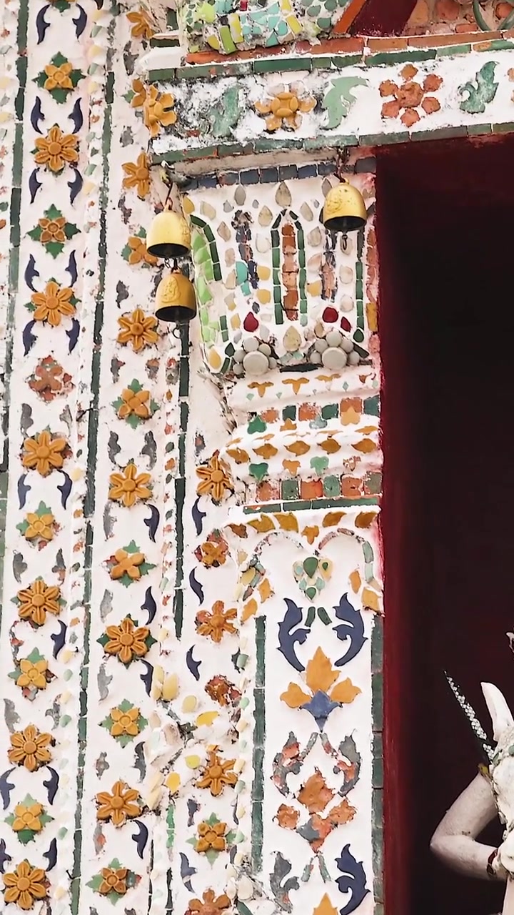 Decorazioni elaborate del Wat Arun a Bangkok.