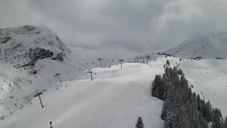 Remontes-Y-Esquiadores-En-La-Estación-De-Esquí-Portes-Du-Soleil-En-Los-Alpes-Franceses-Y-Suizos,-4k