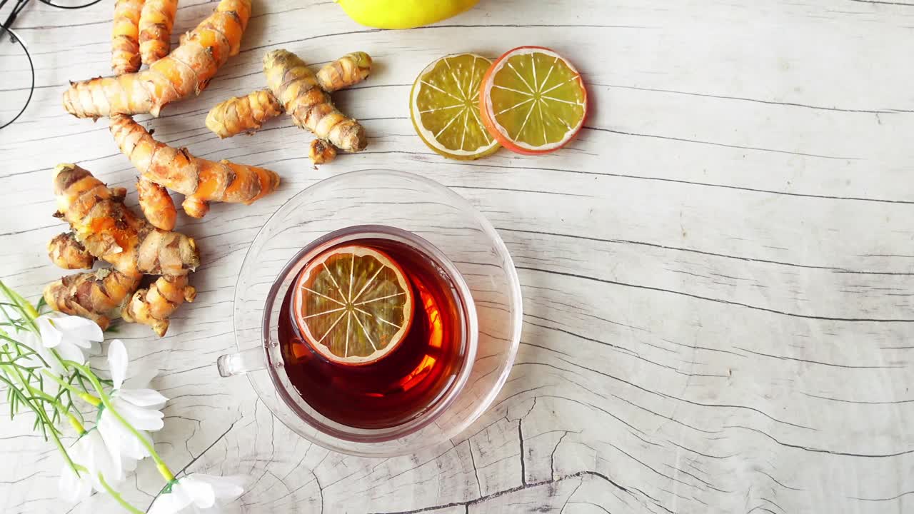 Tè alla curcuma e limone