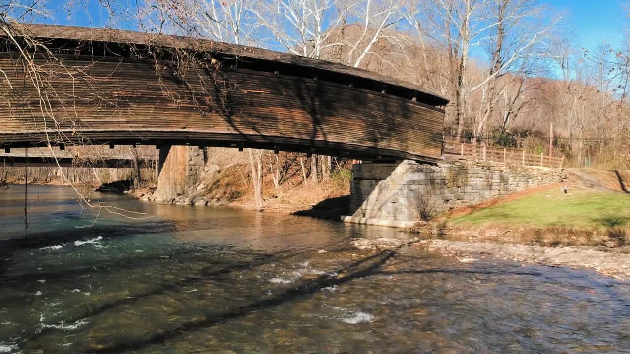el histórico puente cubierto sobre un arroyo rápido es un parque de carretera en virginia abierto al público.
