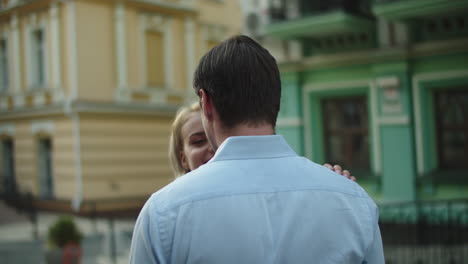 Pareja-De-Primer-Plano-Sonriendo-En-Una-Cita-En-La-Calle-De-La-Ciudad.-Pareja-De-Pie-Juntos-Afuera