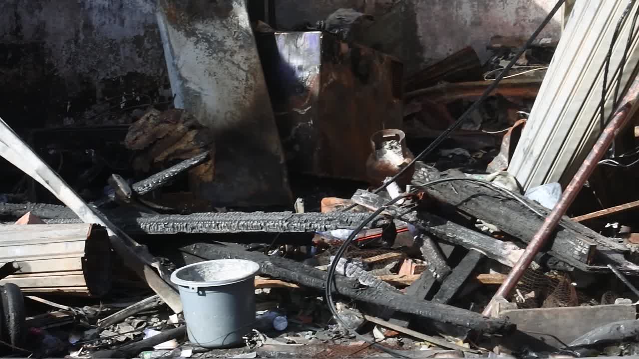 주민들의 집은 인도네시아 북부 자카르타의 플루 ⁇ 에서 인구 밀도가 높은 정착촌 근처의 페르타미나 연료 저장  ⁇ 크가 폭발하여 파괴되었습니다.