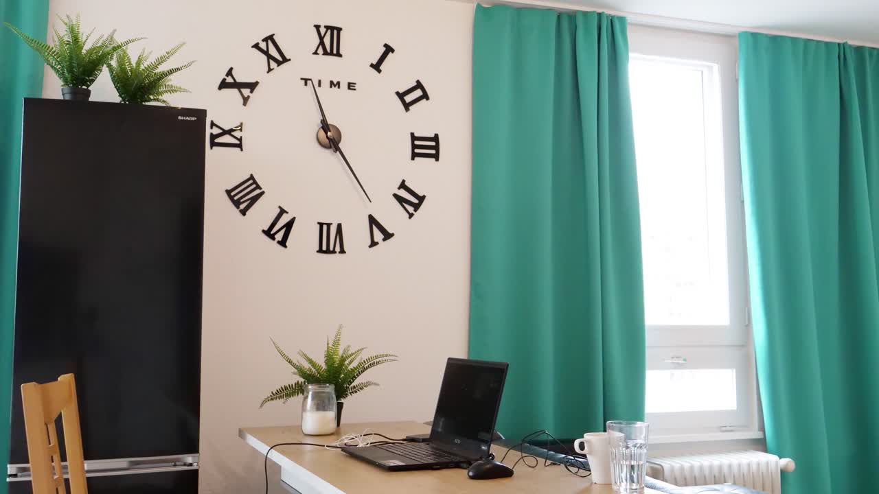 el tiempo pasa rápidamente con la computadora portátil en primer plano