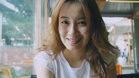 젊은 여성이 카메라를 보고 있다