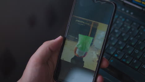 hombre ve el video de la novia secuestrando a la víctima por teléfono