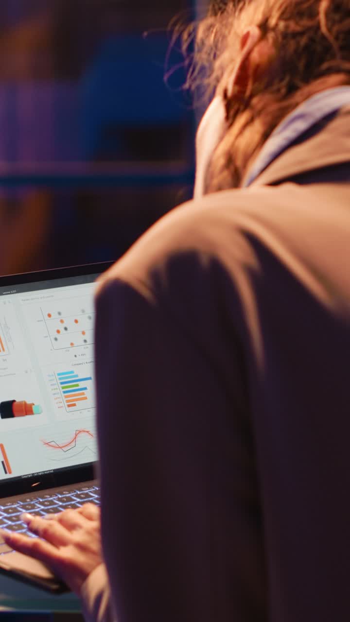 Vertical video: Advisor agent analyzing marketing statistics