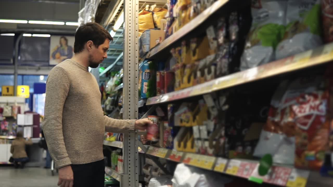 hombre comprando comestibles en un supermercado
