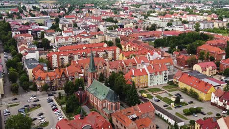 hermosos techos y torre de la iglesia de elk city, vista aérea