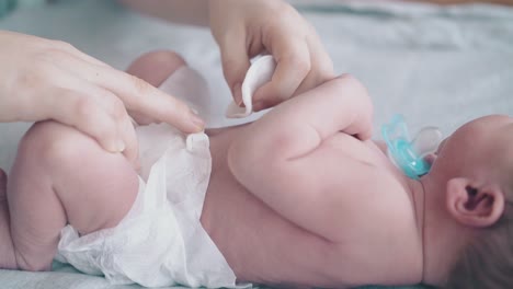 Las-Manos-Cuidadosas-De-La-Enfermera-Tratan-El-Cordón-Umbilical-Del-Niño-Recién-Nacido.