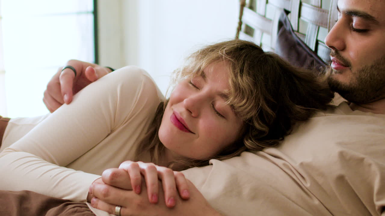 침대에 누워있는 커플