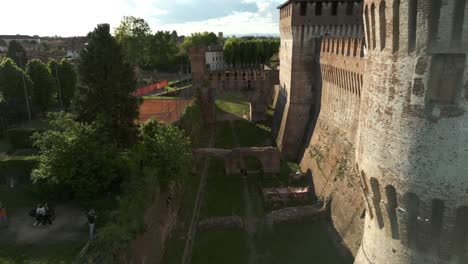 Exterior-Of-Soncino-Castle-In-Northern-Italy---drone-shot